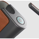 Aspire Vilter Power Bank detayı, kahverengi deri ve mavi ışıklı düğme.