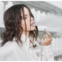 Aspire RiiL X Pod Mod kullanan şık kadın, gümüş renkli cihaz.