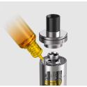 Aspire PockeX Pod Mod dolumu, e-likit şişesiyle yakından çekim.