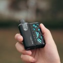 SXmini PureMax Q Pod Mod Siyah, şeffaf mavi detaylı, elde tutuş.