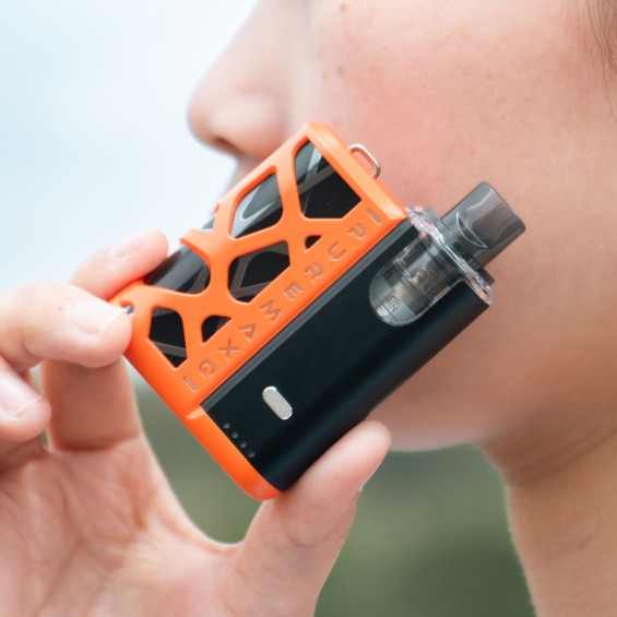 SXmini PureMax Q Pod Mod turuncu korumalı kompakt siyah elektronik sigara.
