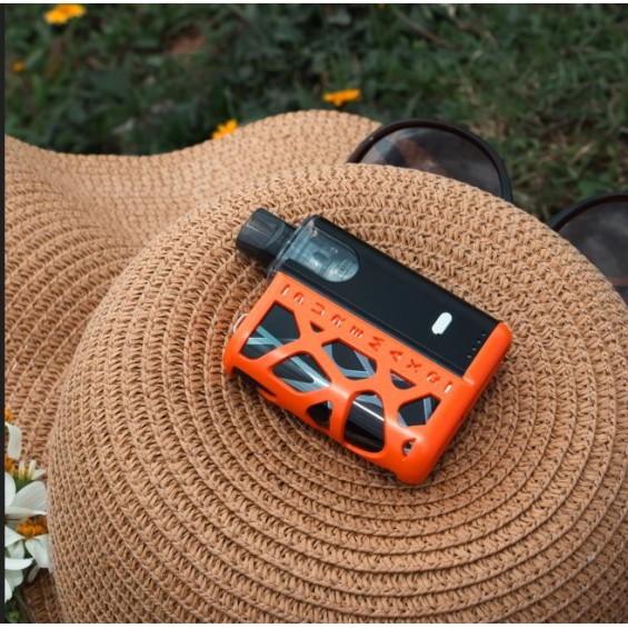 SXmini PureMax Q Pod Mod Turuncu Siyah, hasır şapka üzerinde.